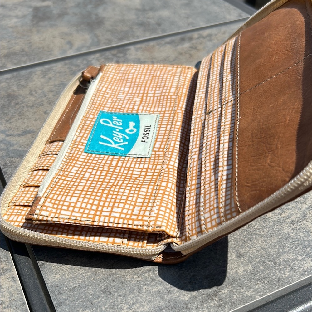 Fossil Blue and Red Wallets with Geometric Design KeyPer collection - Picture 11 of 11